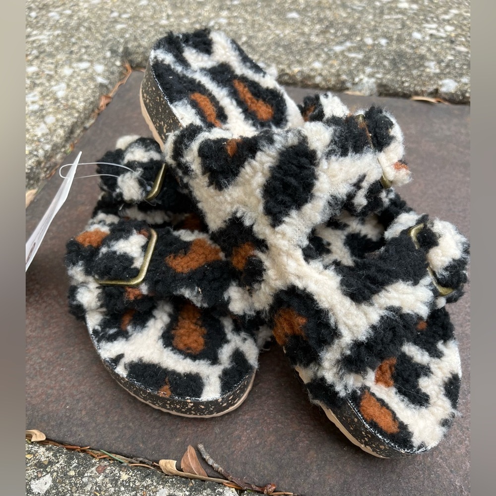 Fuzzy Leopard Print Comfy Indoor Outdoor Sandals Slippers 2 Buckle Comfy ❤️ NWT - Picture 2 of 7